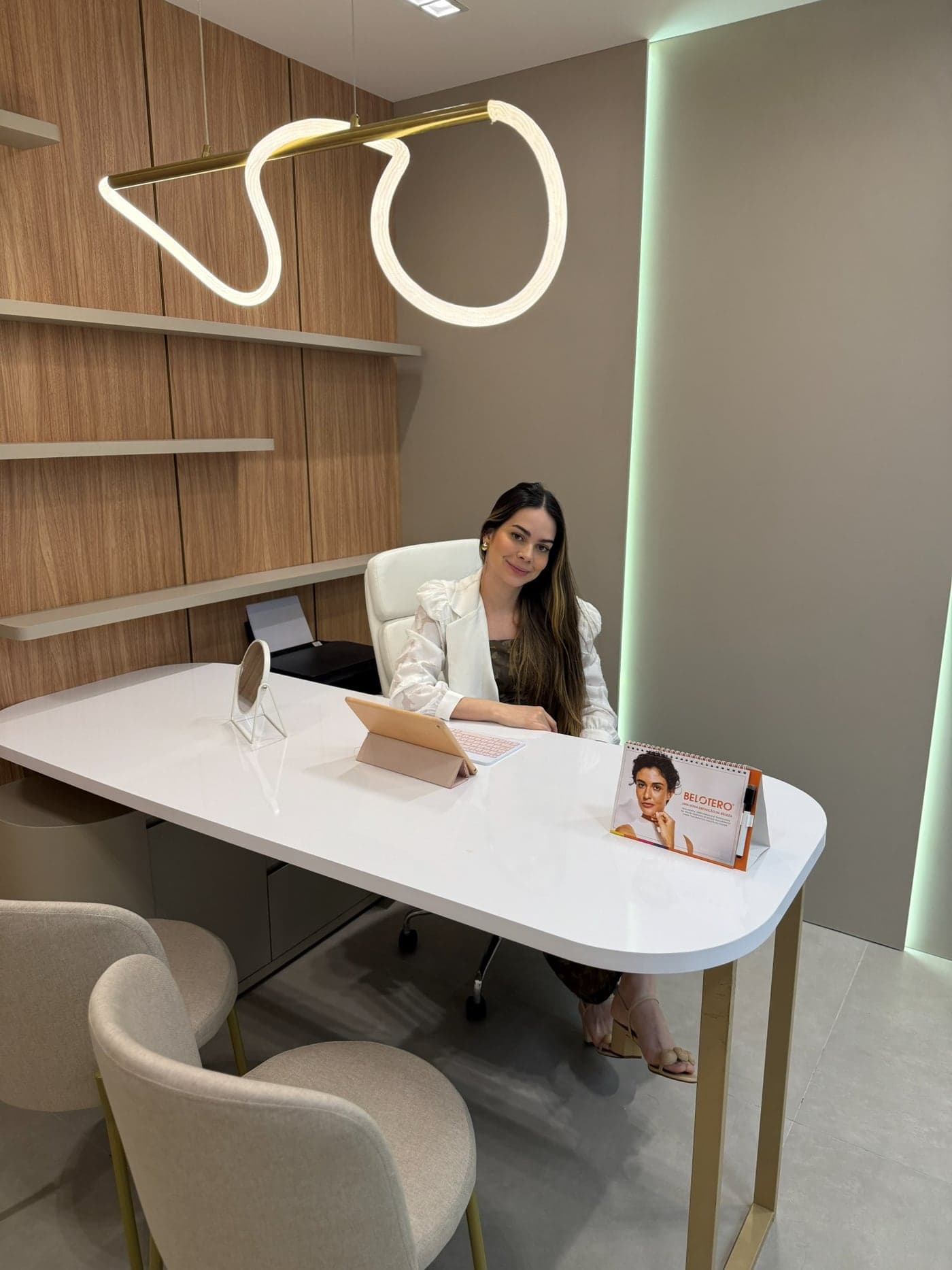 Dra. Amanda Vascoli em seu consultório